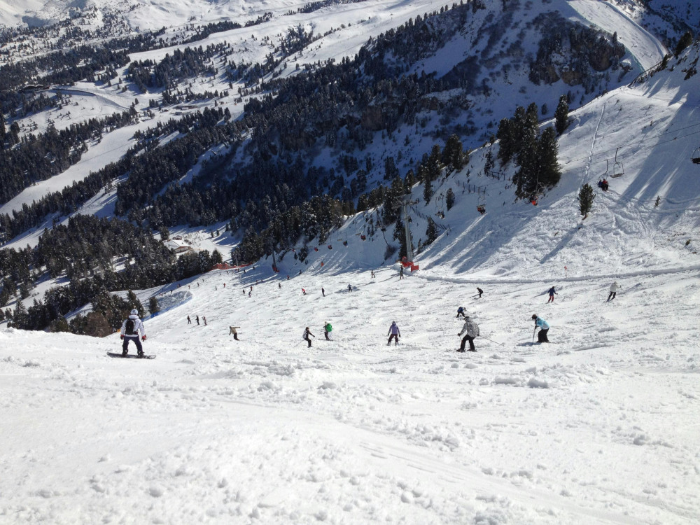 Skiers enjoying the sunshine on the slopes of the Italian Alps (c) Pexels / Goran Svensson